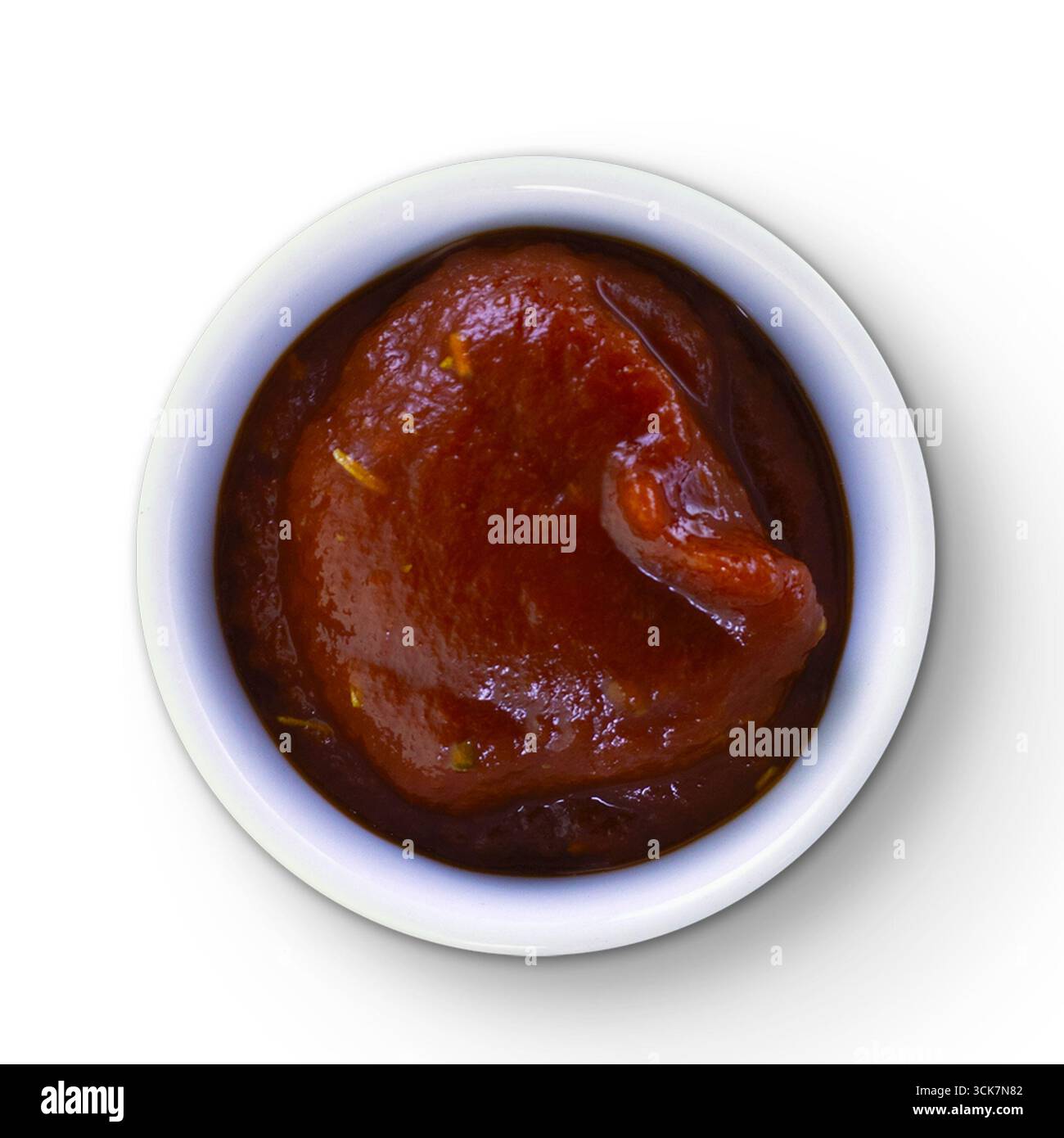 Una piccola ciotola riempita con un ricco condimento rosso, probabilmente utilizzato per esaltare i sapori in vari piatti. Foto Stock
