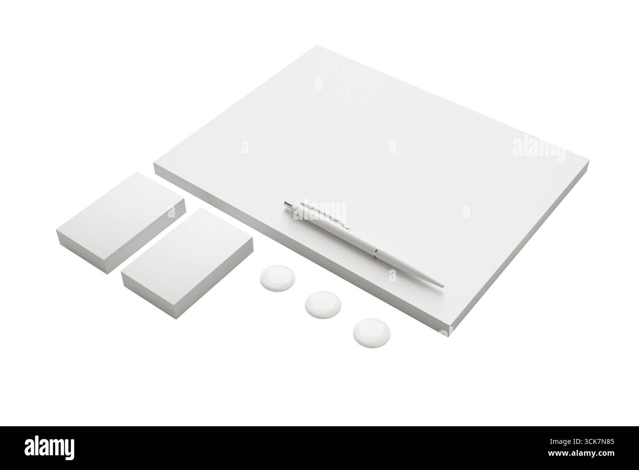 Uno spazio di lavoro minimalista con blocco note, appunti e penna, ideale per il brainstorming o per prendere appunti. Foto Stock
