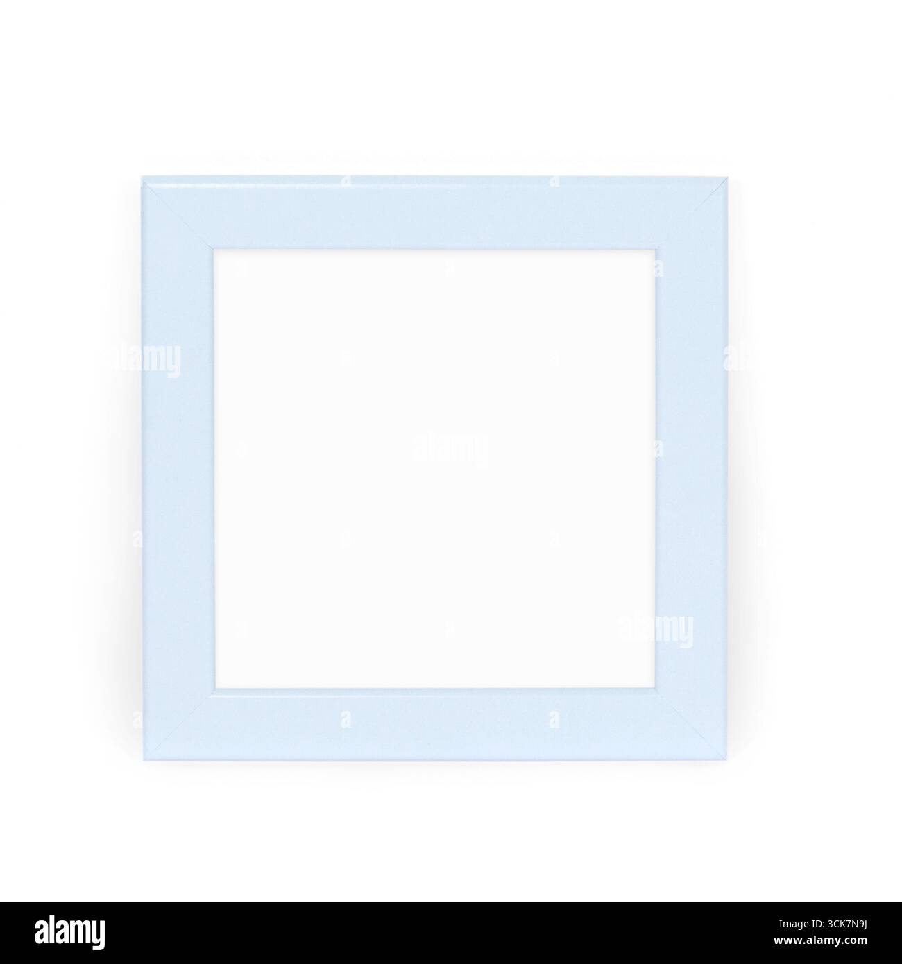 Una semplice cornice blu chiaro con un interno vuoto, pronta per una foto o un'opera d'arte. Foto Stock