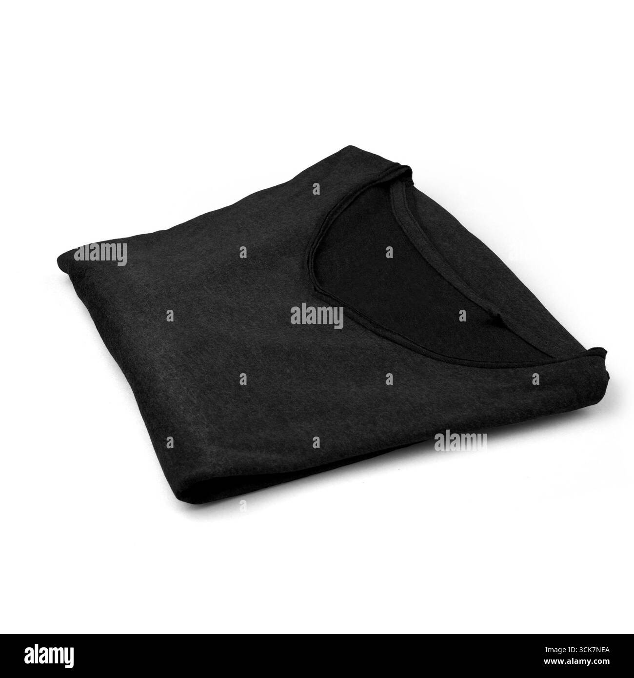 Una t-shirt nera ripiegata con cura, sfoggia un design semplice e classico. Foto Stock