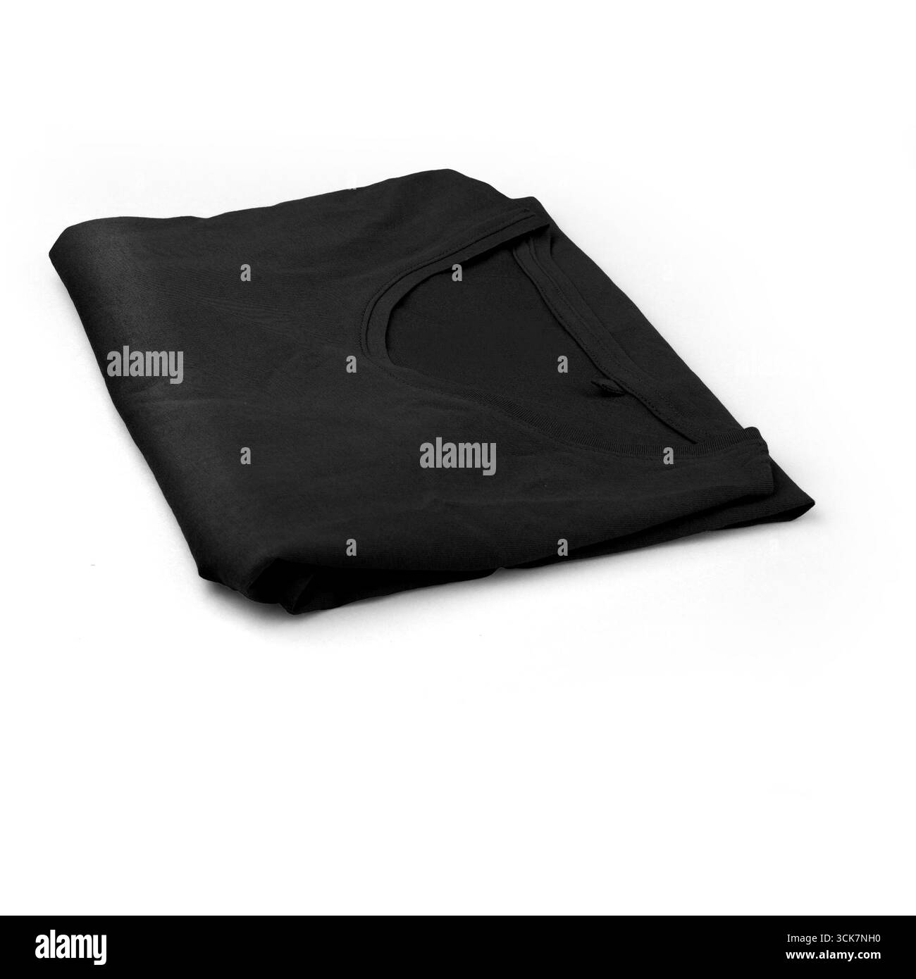 Una t-shirt nera ripiegata con cura, che presenta un design semplice e versatilità per un look casual. Foto Stock