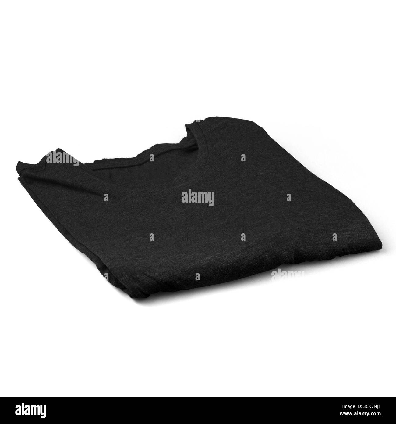Una t-shirt nera ripiegata con cura, sfoggia un design semplice e classico. Foto Stock