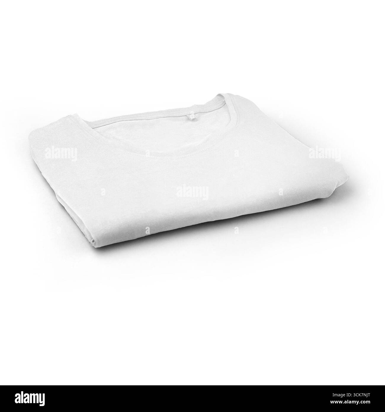 Una t-shirt bianca piegata in modo ordinato, che mostra semplicità e versatilità nell'abbigliamento. Foto Stock
