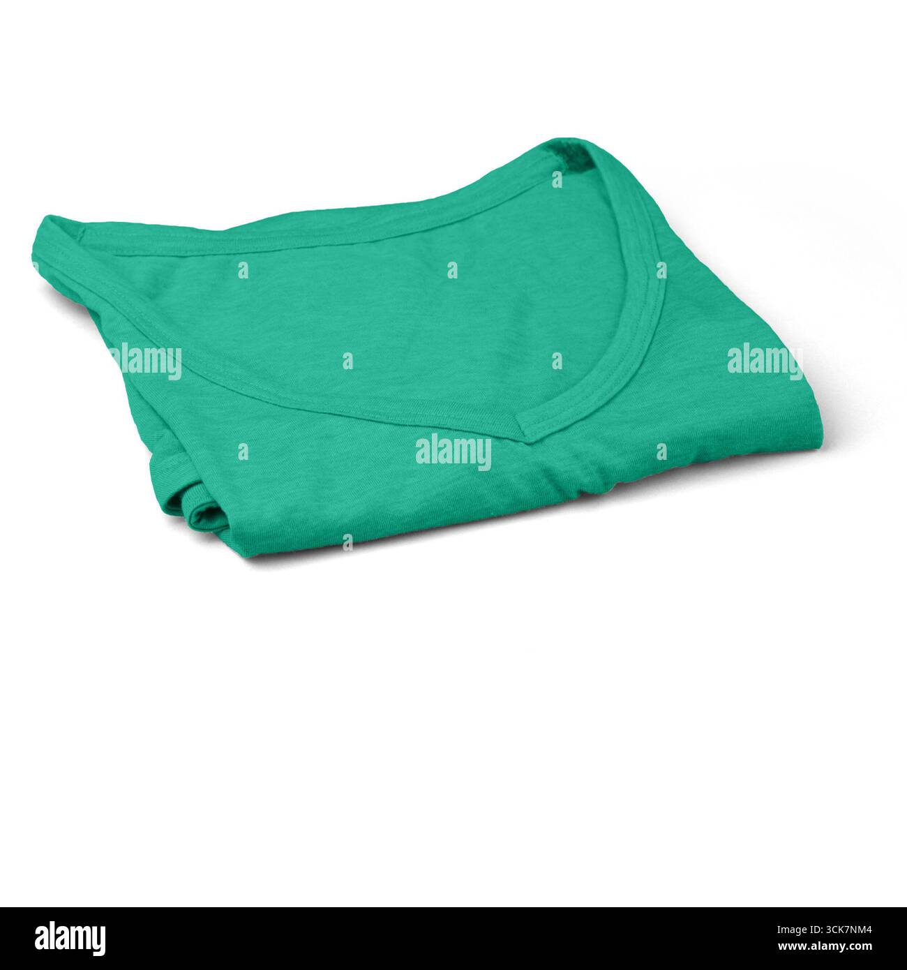 Una t-shirt verde con scollo a V ripiegata che sfoggia uno stile di abbigliamento semplice e casual. Foto Stock