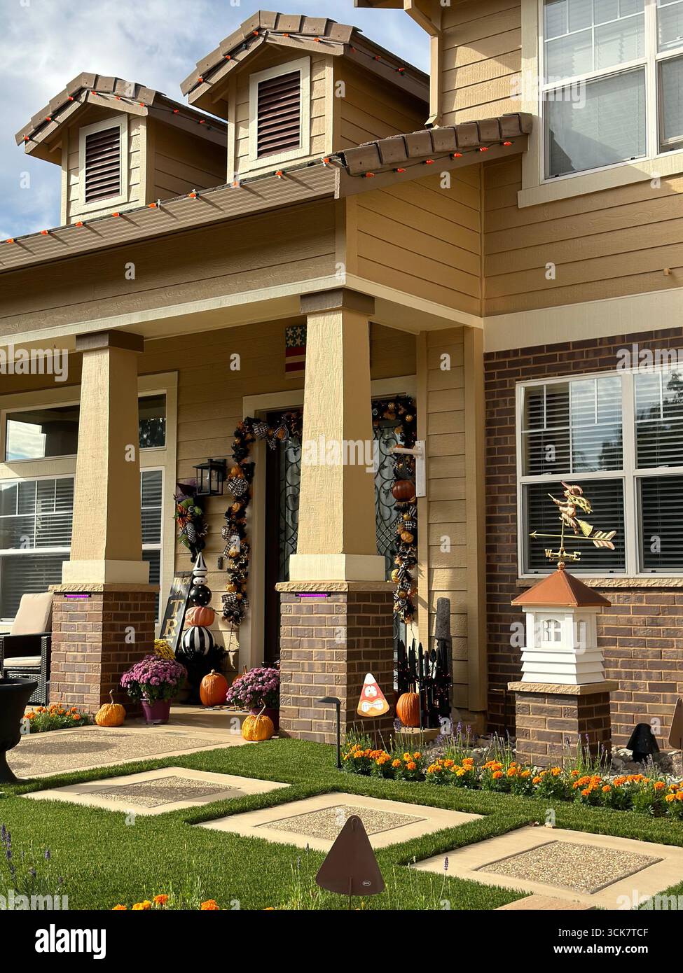 Portico di Halloween con zucche e decorazioni stagionali - Immagine stock catturata con smartphone