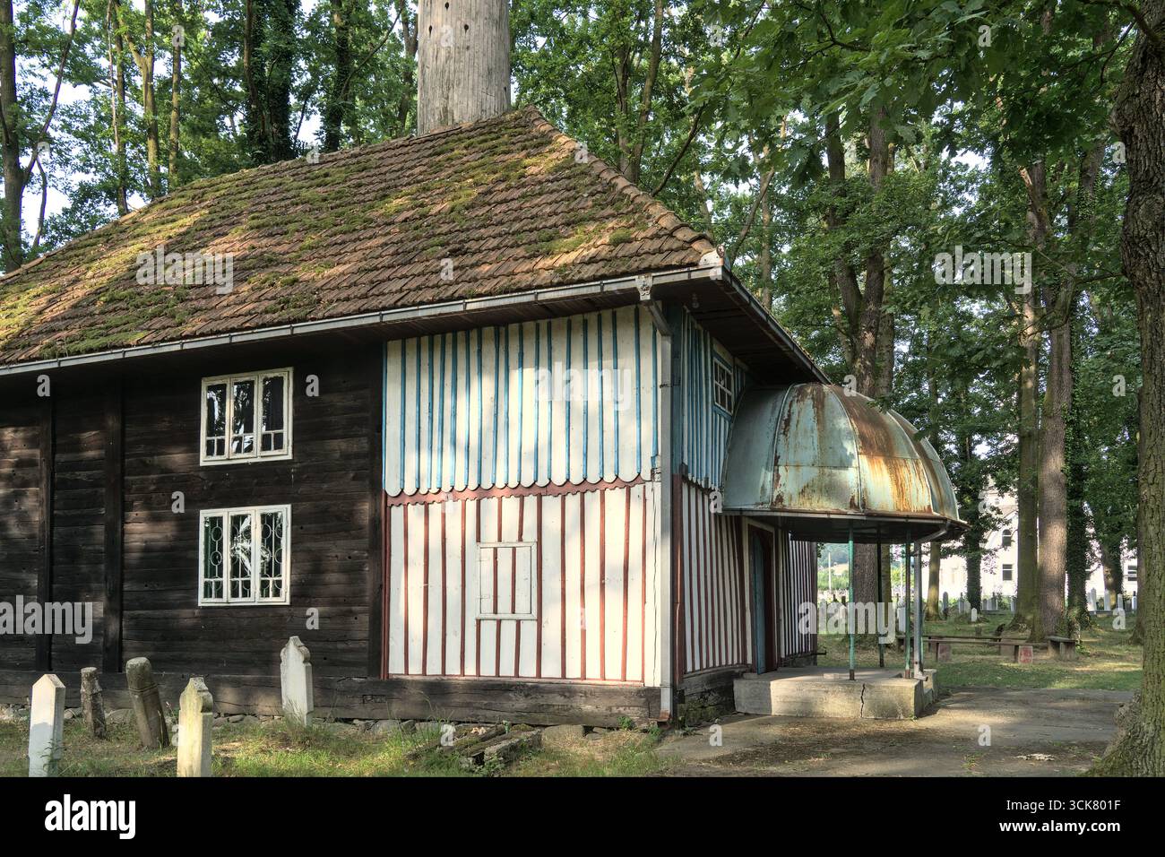 Bosnia-Erzegovina, Živinice, Priluk: Vecchia moschea in legno a Priluk ('Stara drvena džamija u Priluku') Foto Stock