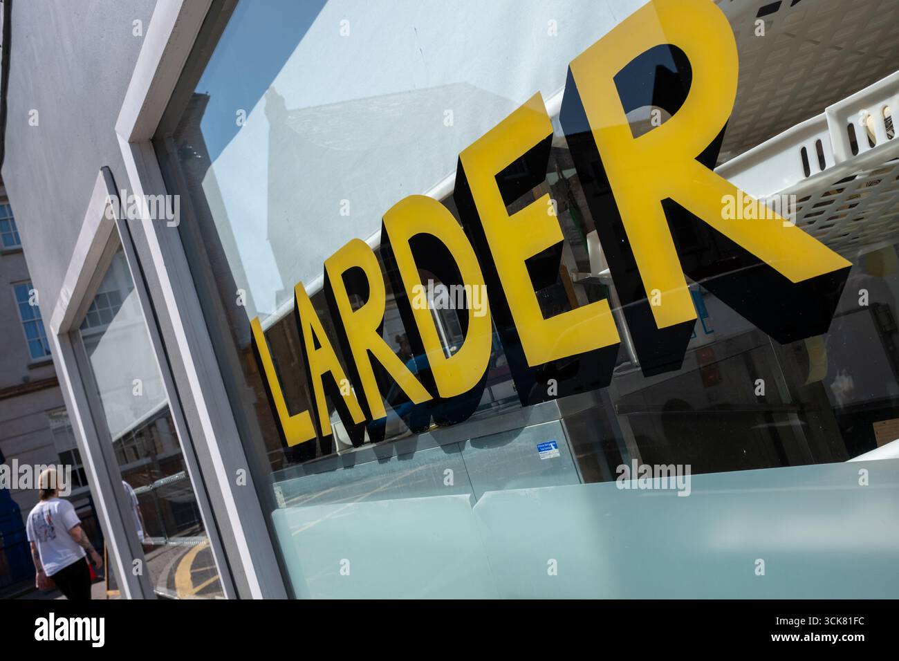 Insegna di larder fuori dalla Angel Bakery ad Abergavenny Monmouthshire Galles Regno Unito Foto Stock