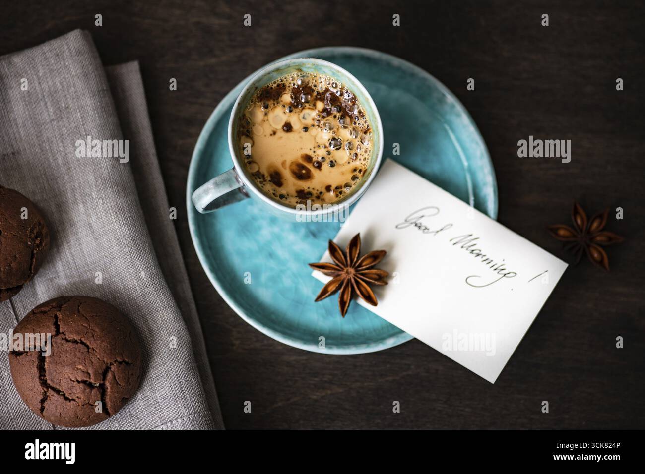 Tazza di caffè e di buon mattino nota su sfondo di legno con spazio di copia Foto Stock