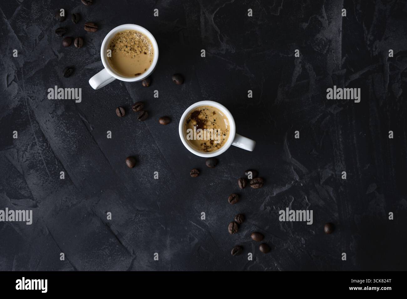 Tazza di caffè e di buon mattino nota su sfondo di legno con spazio di copia Foto Stock