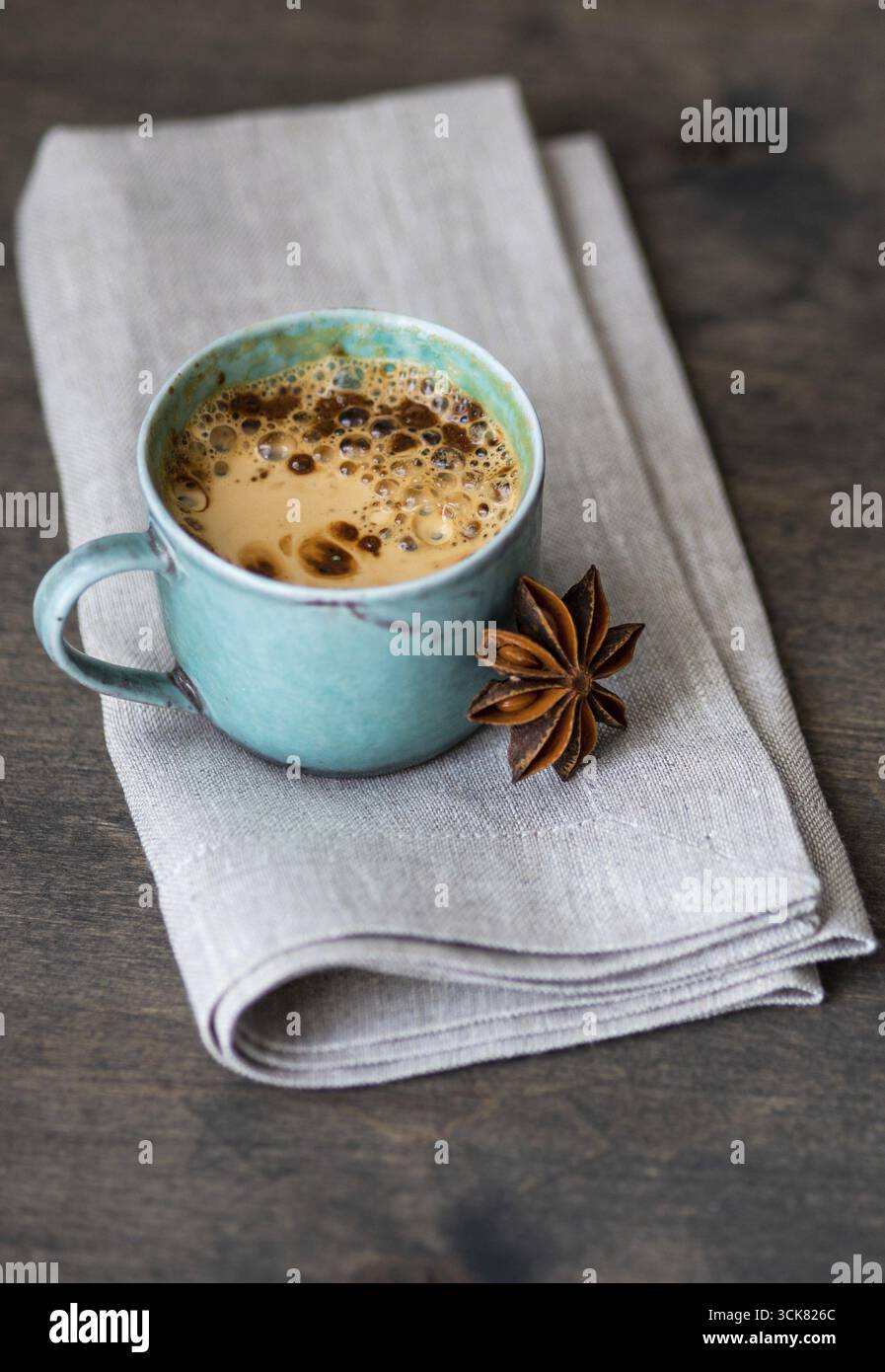 Tazza di caffè e di buon mattino nota su sfondo di legno con spazio di copia Foto Stock