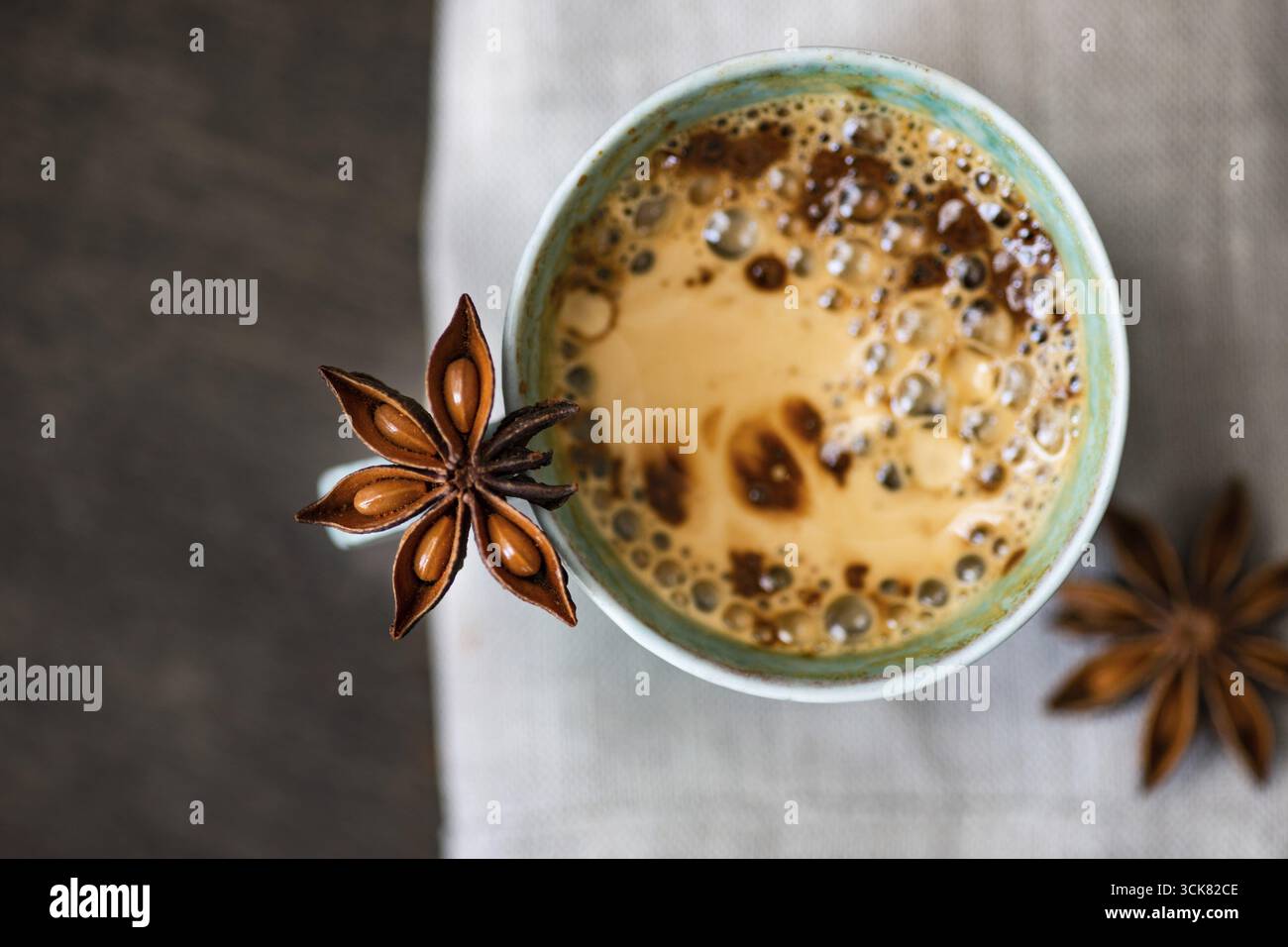 Tazza di caffè e di buon mattino nota su sfondo di legno con spazio di copia Foto Stock