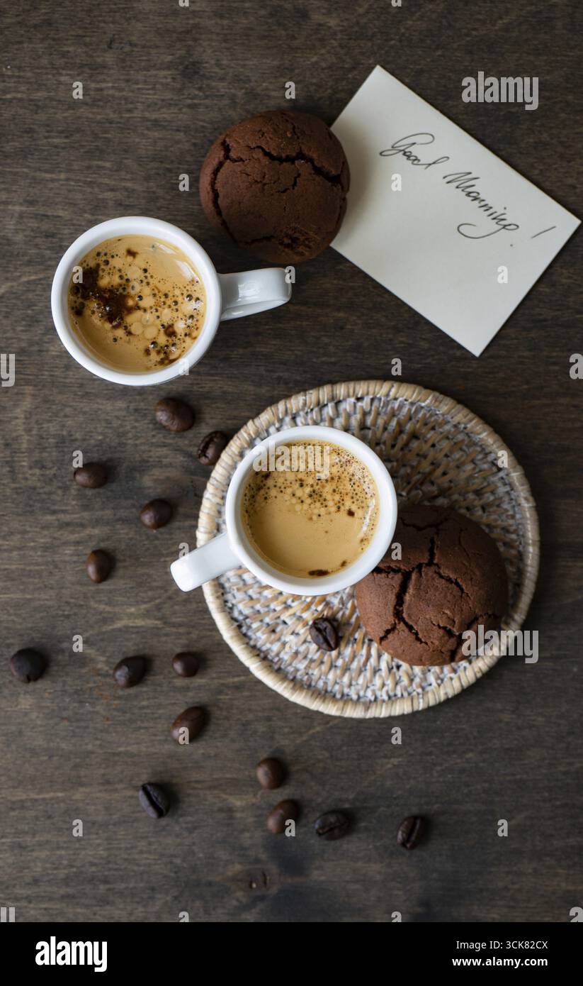 Tazza di caffè e di buon mattino nota su sfondo di legno con spazio di copia Foto Stock