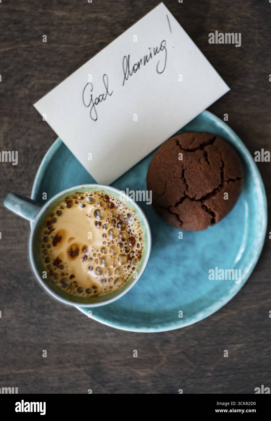 Tazza di caffè e di buon mattino nota su sfondo di legno con spazio di copia Foto Stock