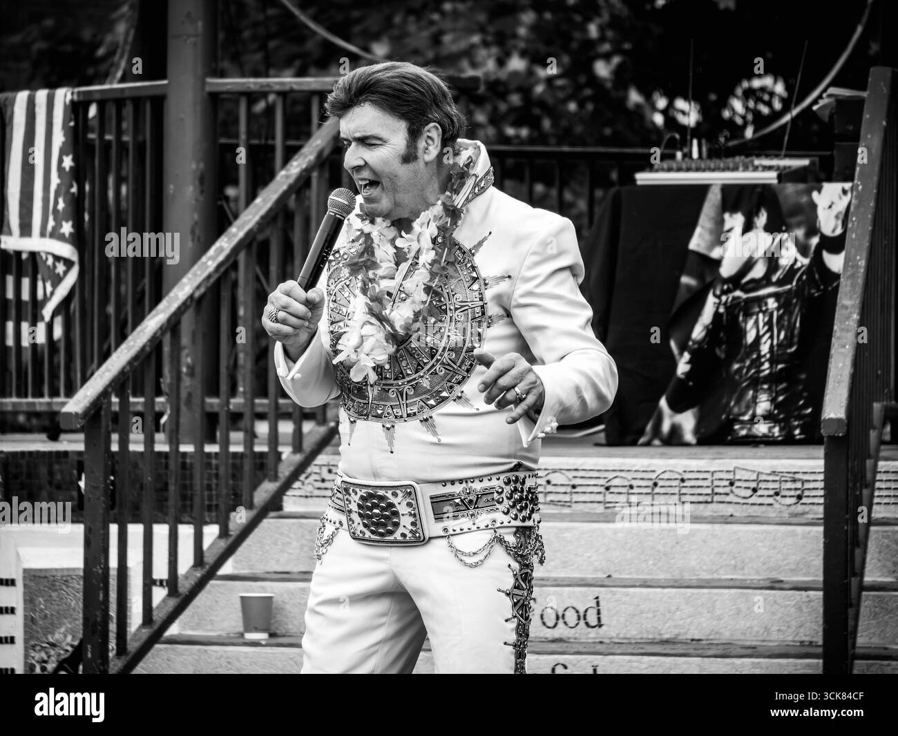 Elvis tributo al Singer Cliff Castle che si esibisce a Hythe, nel Kent, il 31 agosto 2025, catturato in tono bianco e nero Foto Stock