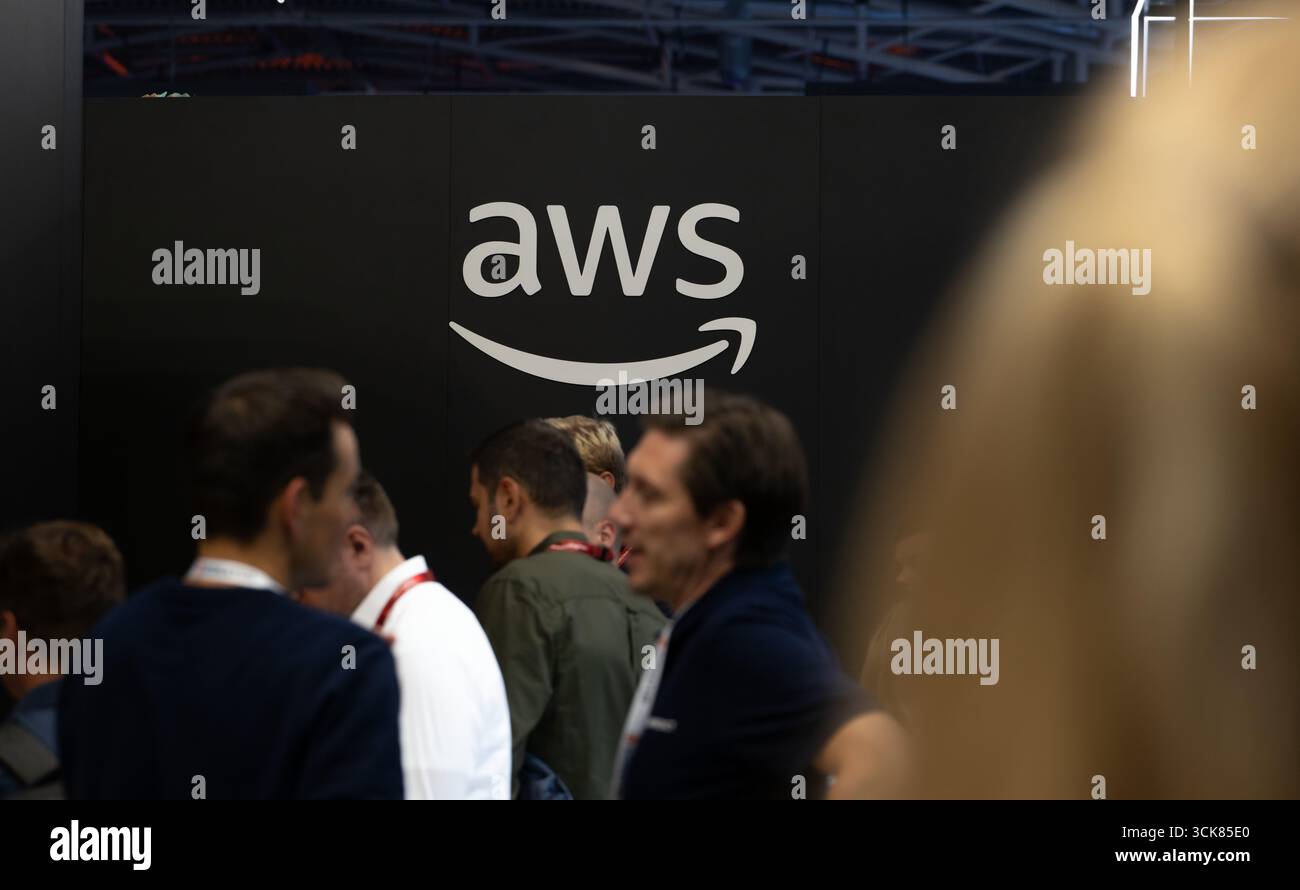 Monaco, Germania. 10 settembre 2025. Il logo Amazon Web Services (AWS) è visibile presso lo stand AWS durante l'International Motor Show (IAA Mobility). L'IAA Mobility 2025 si svolgerà a Monaco di Baviera fino al 14 settembre 2025. Crediti: Leonie Asendorpf/dpa/Alamy Live News Foto Stock