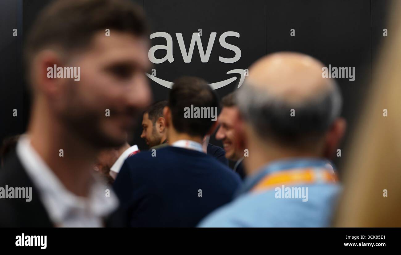 Monaco, Germania. 10 settembre 2025. Il logo Amazon Web Services (AWS) è visibile presso lo stand AWS durante l'International Motor Show (IAA Mobility). L'IAA Mobility 2025 si svolgerà a Monaco di Baviera fino al 14 settembre 2025. Crediti: Leonie Asendorpf/dpa/Alamy Live News Foto Stock