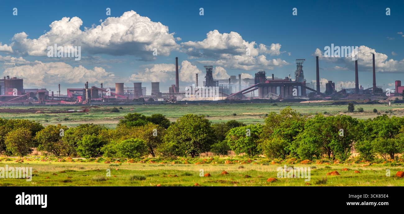 Stabilimento industriale vicino a Johannesburg che inquinava l'ambiente, il Sudafrica, fornace con fumo Foto Stock