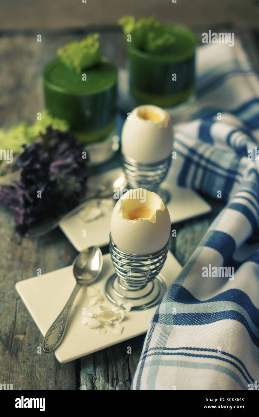 Delizioso frullato di spinaci e uova sode sul tavolo di legno Foto Stock