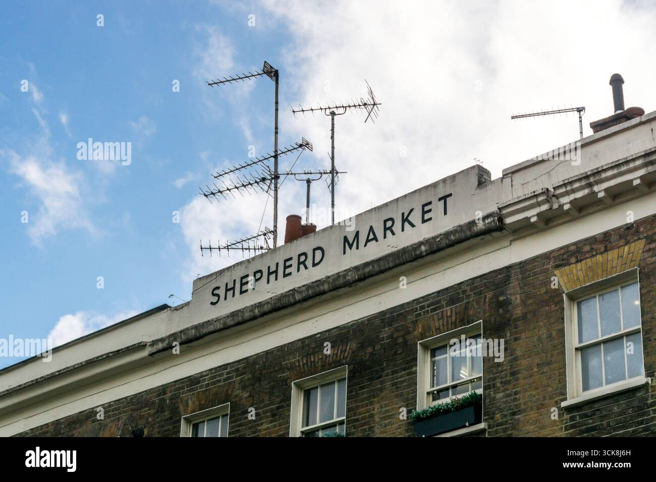 Segui le indicazioni per il Shepherd Market in cima agli edifici di Mayfair, nel centro di Londra. Foto Stock