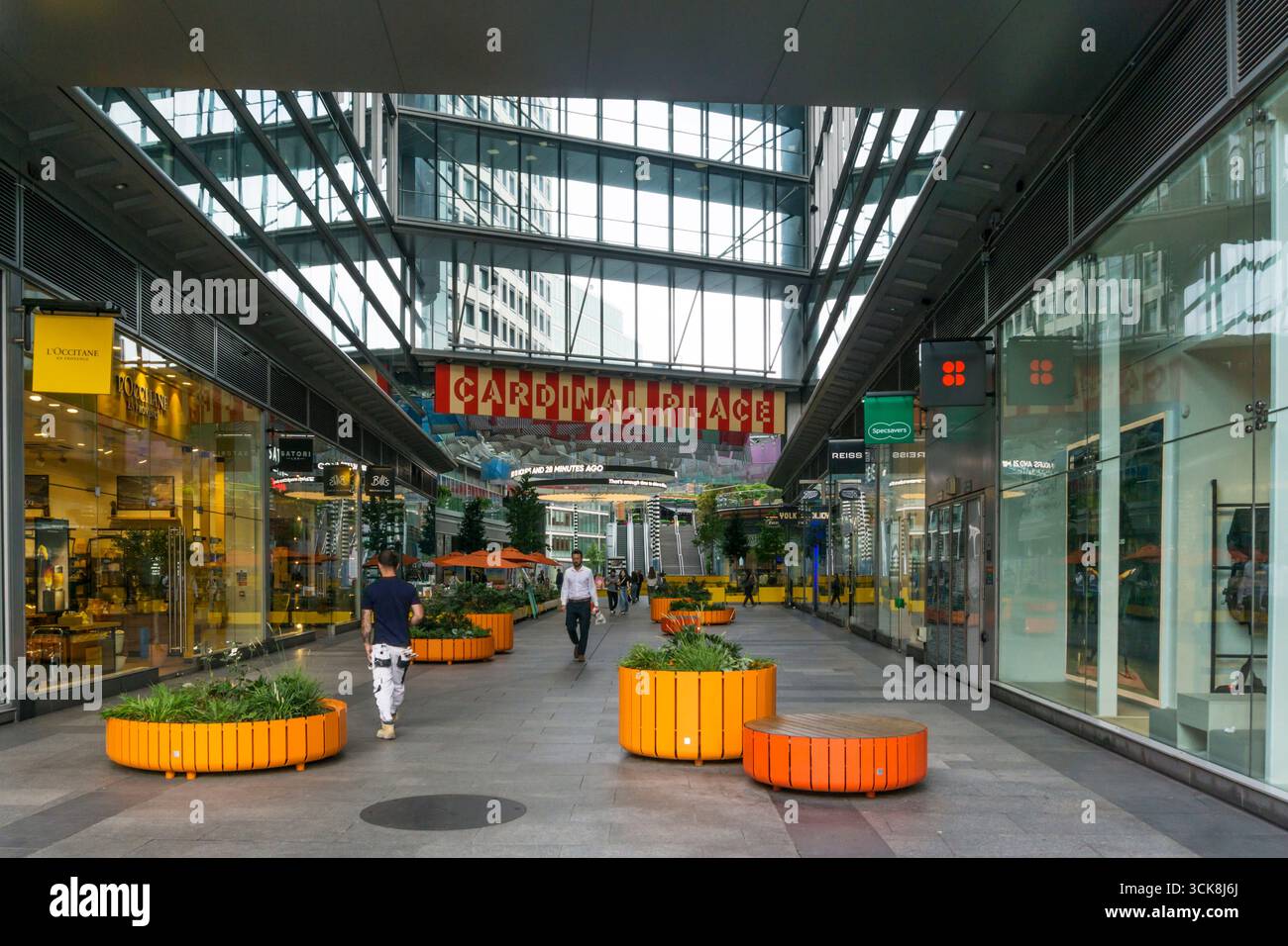 Cardinal Place è un centro commerciale di oltre 1 metro quadri di negozi e uffici a Victoria. Progettato da EPR Architects, costruito da Sir Robert McAlpine e completato nel 2004. Foto Stock