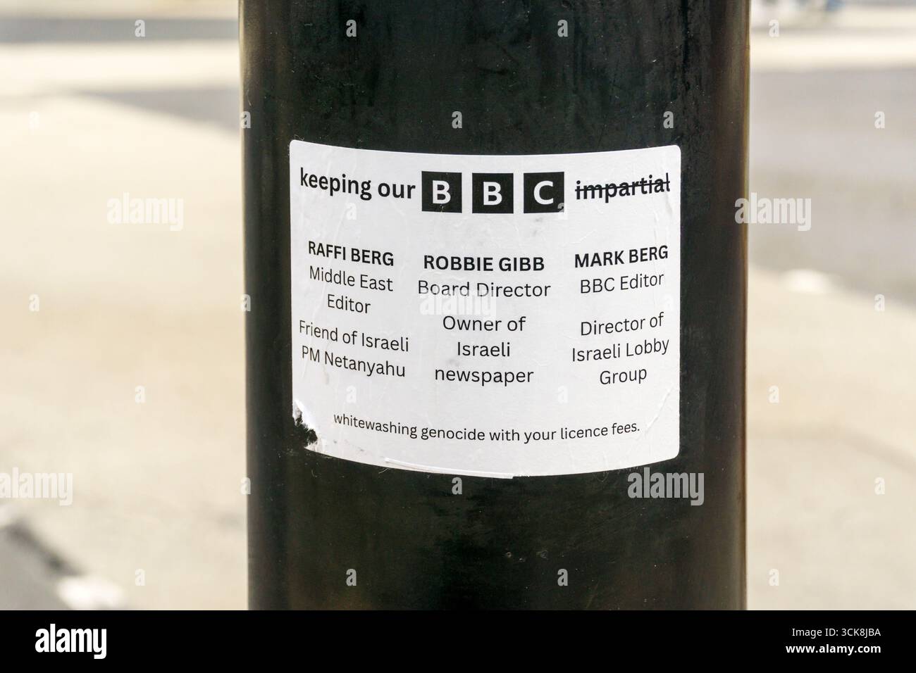 Un adesivo a Londra mette in discussione l'imparzialità della BBC sulla sua segnalazione di Israele. Foto Stock