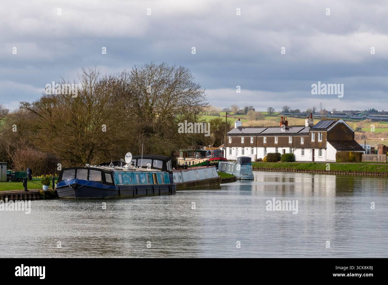 Barche a remi e chiatte tradizionali sul canale Gloucester e Sharpness sul fiume Severn nel Gloucestershire, Regno Unito Foto Stock