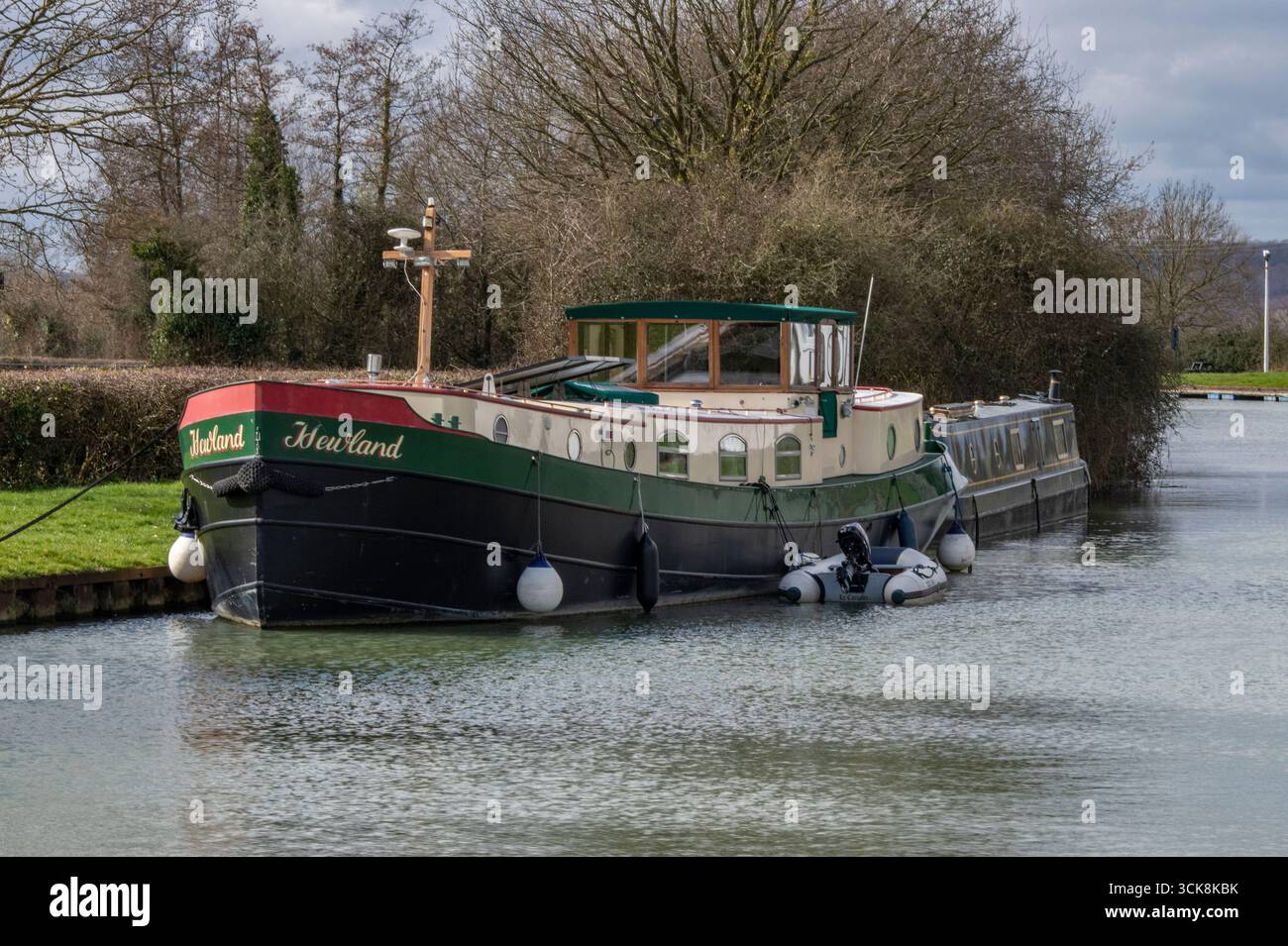 Barche a remi e chiatte tradizionali sul canale Gloucester e Sharpness sul fiume Severn nel Gloucestershire, Regno Unito Foto Stock