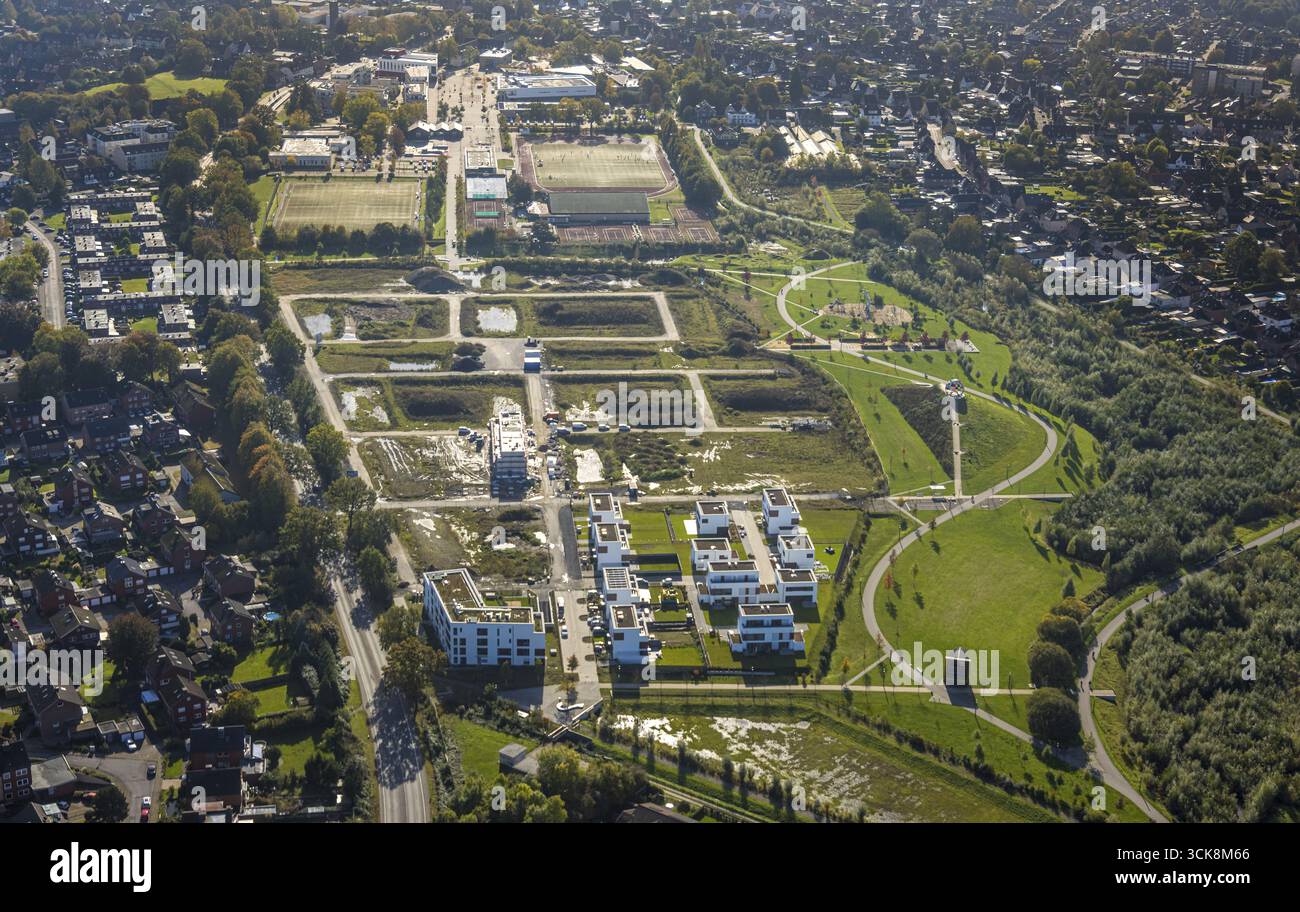 Vista aerea, cantiere Auenpark con nuovi edifici residenziali, cupola di opere d'arte e parco giochi ad Auenpark, SELM, Muensterland, North Rhine-Westp Foto Stock