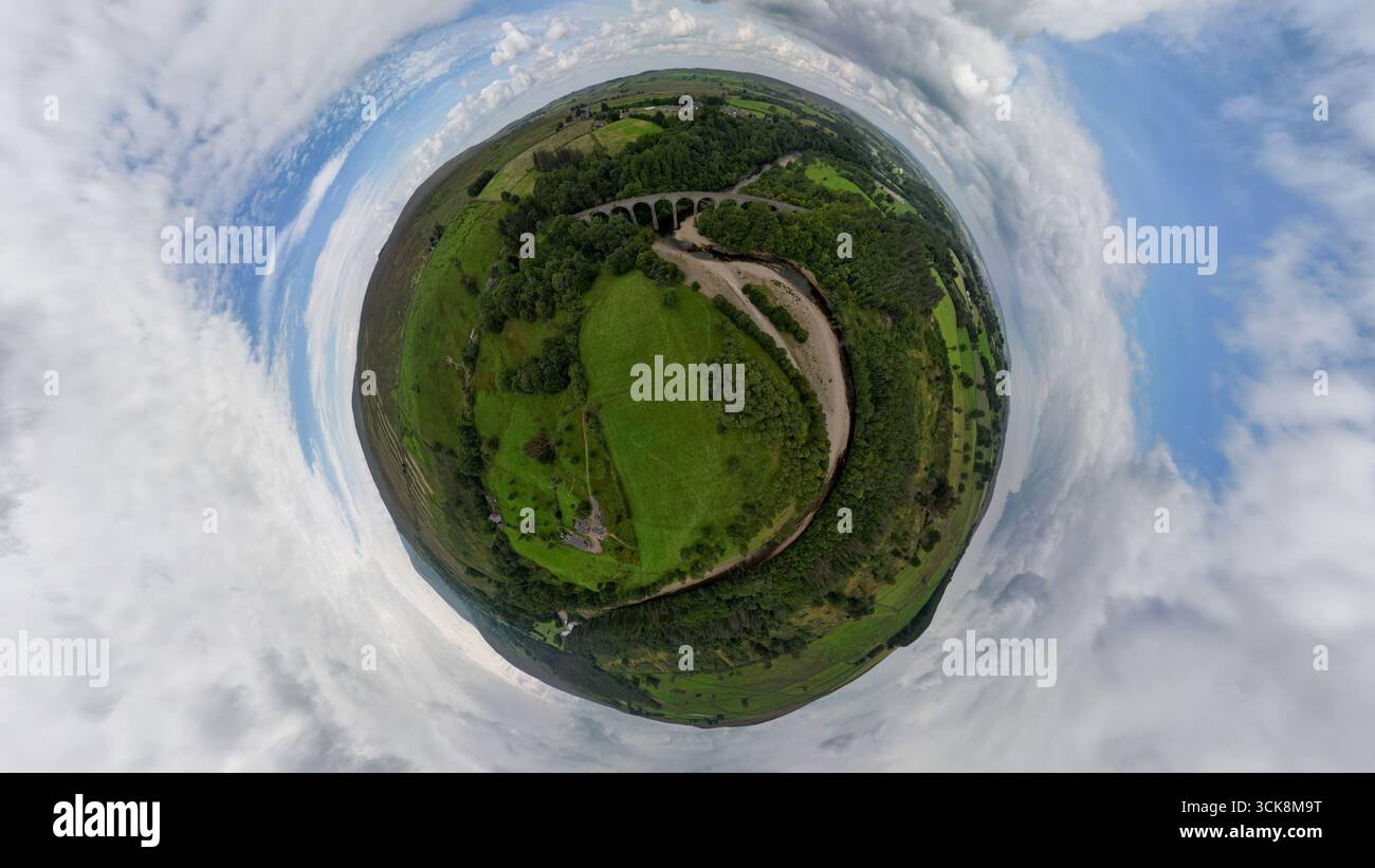 Un minuscolo pianeta con vista aerea del viadotto Lambley a Northumberland, Regno Unito Foto Stock