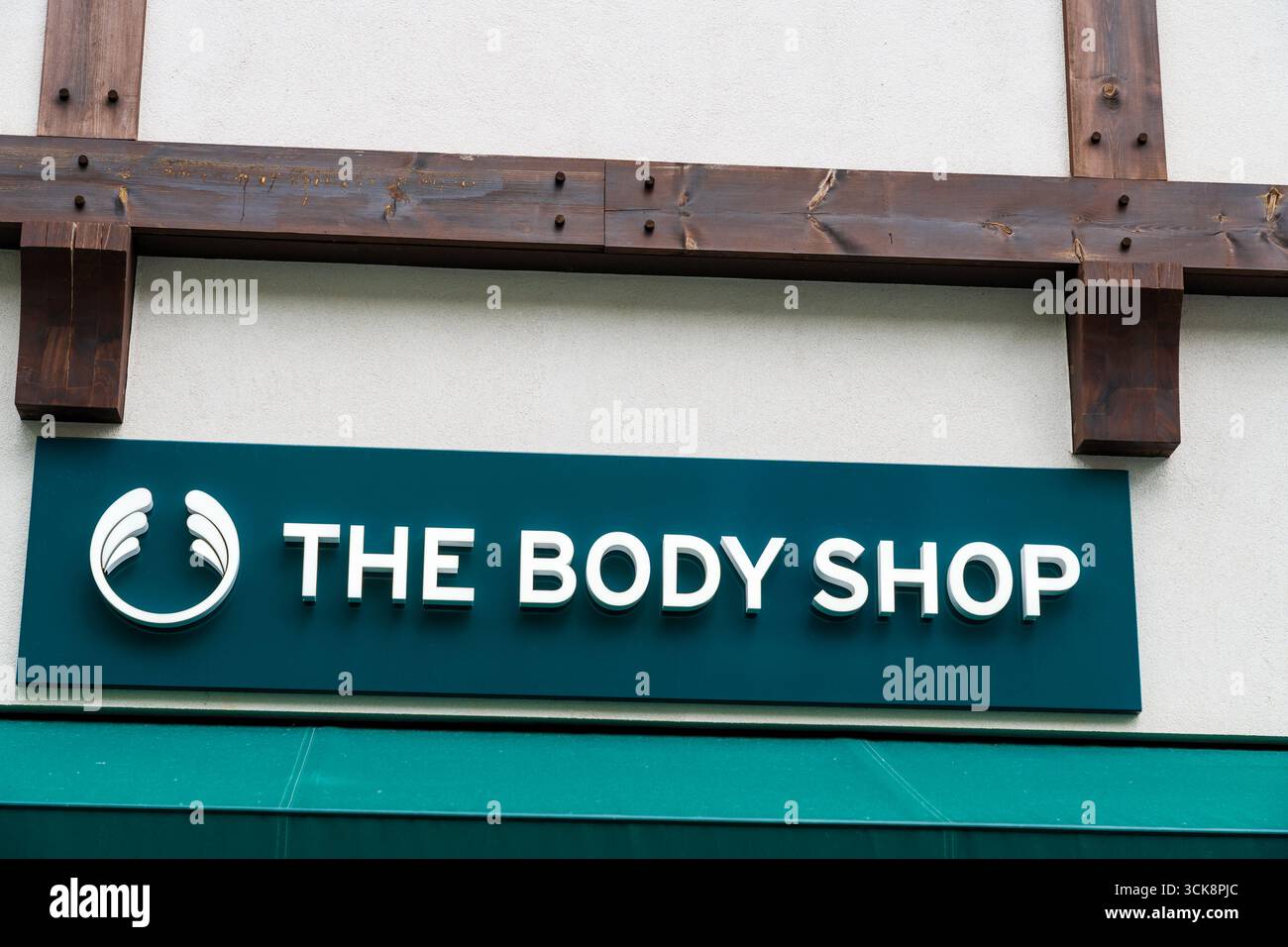 Cannock, Staffordshire, Regno Unito – 9 settembre 2025: Logo di The Body Shop, un negozio di prodotti di bellezza con sede nel Regno Unito Foto Stock