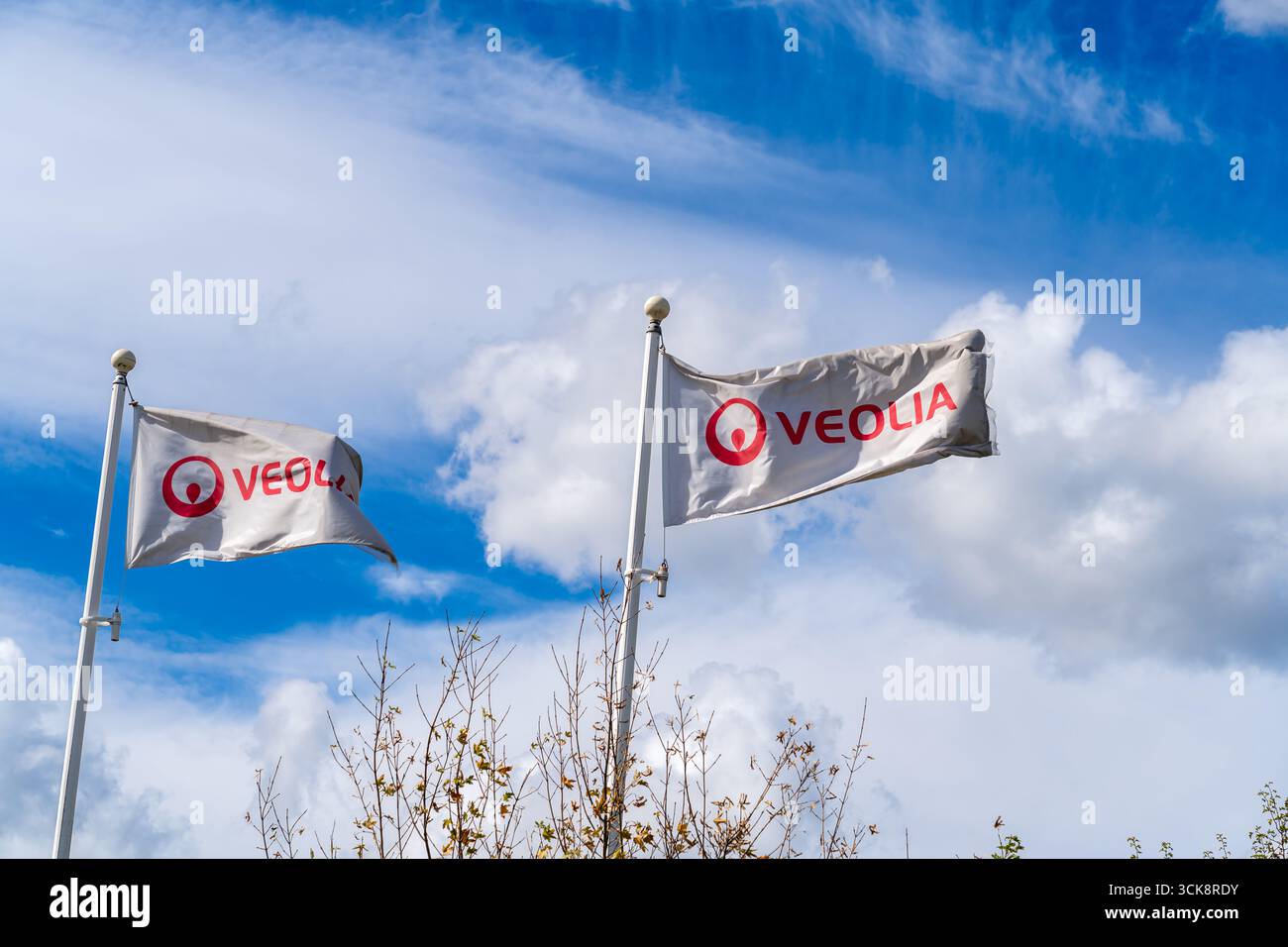 Cannock, Staffordshire, Regno Unito – 9 settembre 2025: Bandiere fuori da un ufficio di Veolia, una multinazionale dei rifiuti, dell'acqua e dell'energia Foto Stock