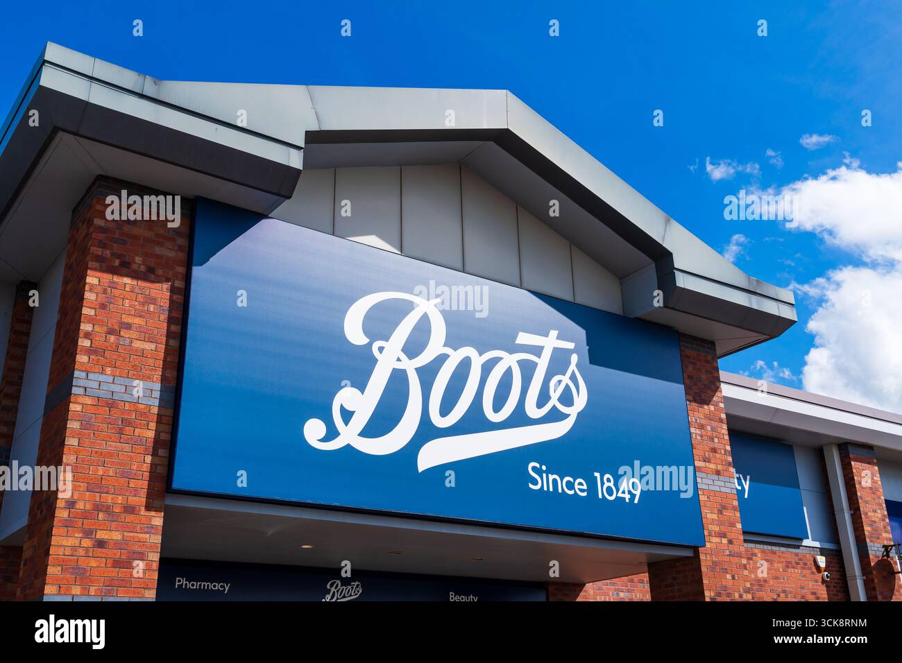 Cannock, Staffordshire, Regno Unito – 9 settembre 2025: Segnaletica esterna di Boots UK Limited, un rivenditore di salute e bellezza nel Regno Unito Foto Stock