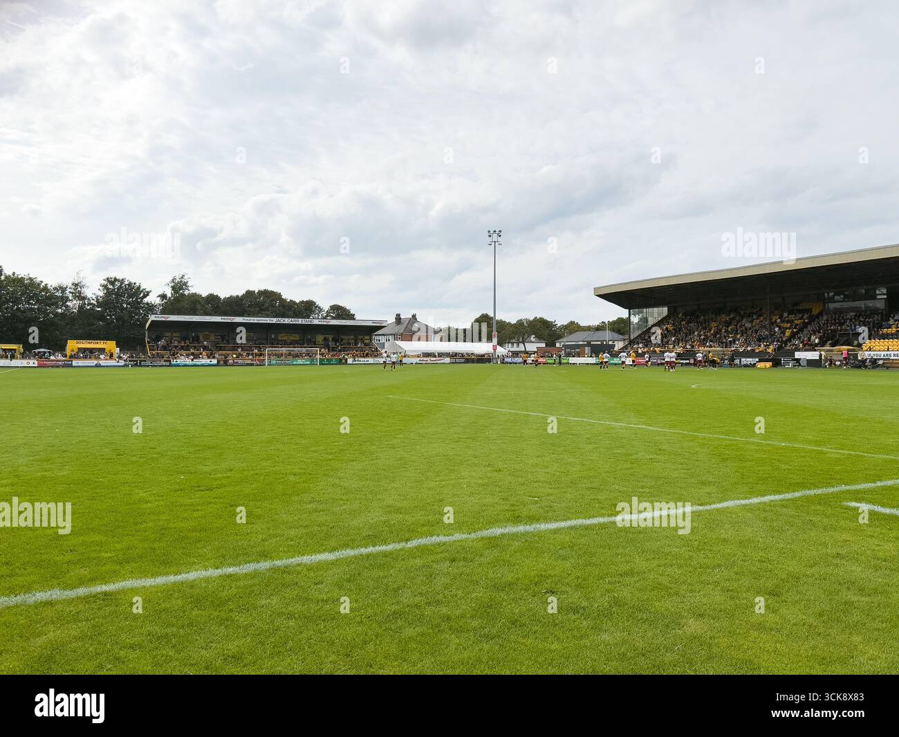 Vista generale dello stadio di Haig Avenue. Sede del Southport FC. 6 agosto 2025 - Immagine stock catturata con smartphone