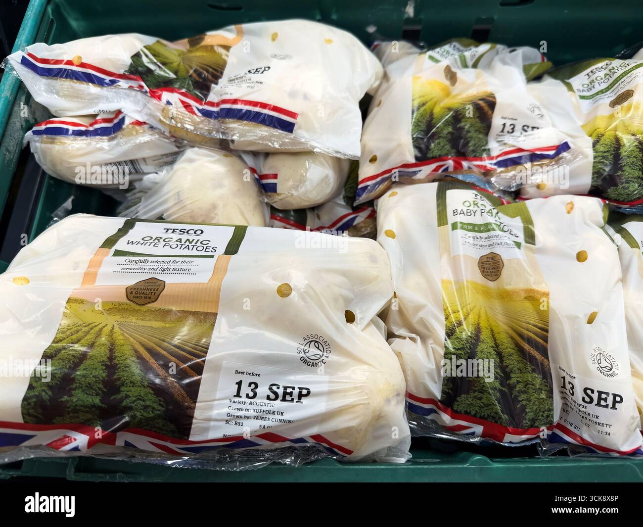 Cibo fresco, cibo biologico, verdure biologiche in vendita a Tesco - Immagine stock catturata con smartphone