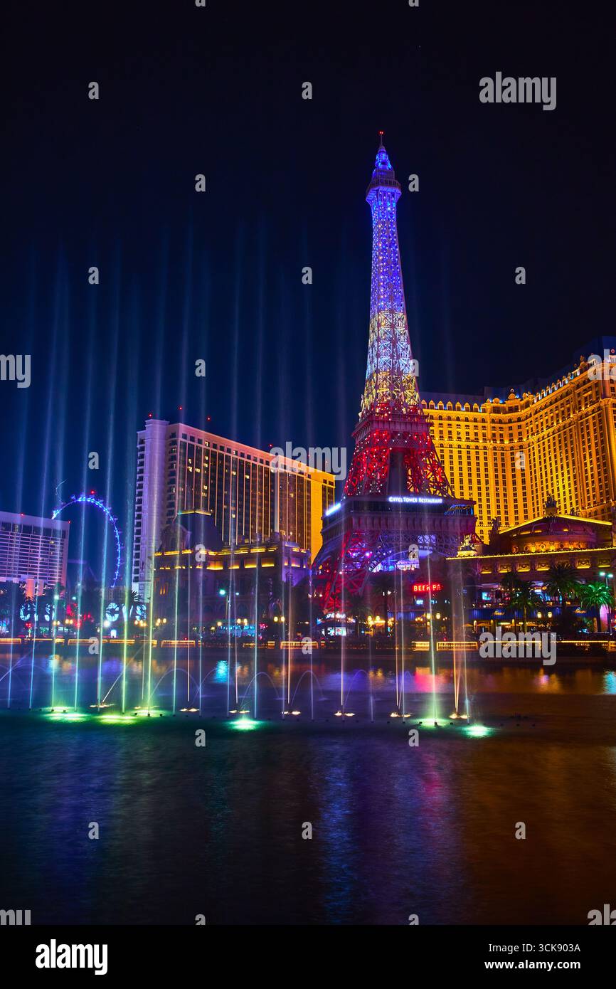 Fontane replica della Torre Eiffel di Parigi Las Vegas e scena notturna illuminata della Strip Foto Stock