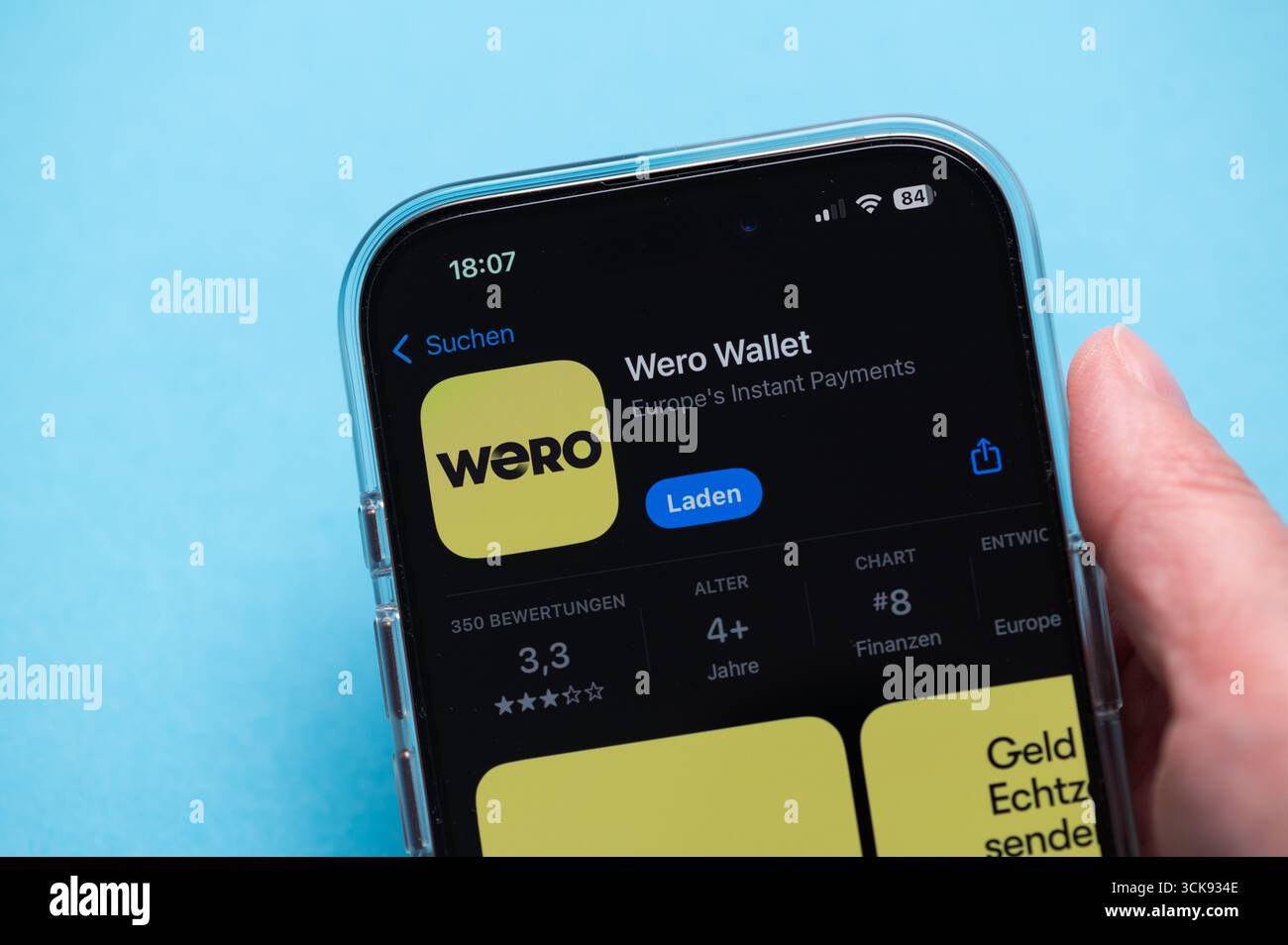Magonza, Germania - 7 settembre 2025: Lo smartphone mostra il logo dell'applicazione del portafoglio Wero sullo schermo su sfondo blu Foto Stock