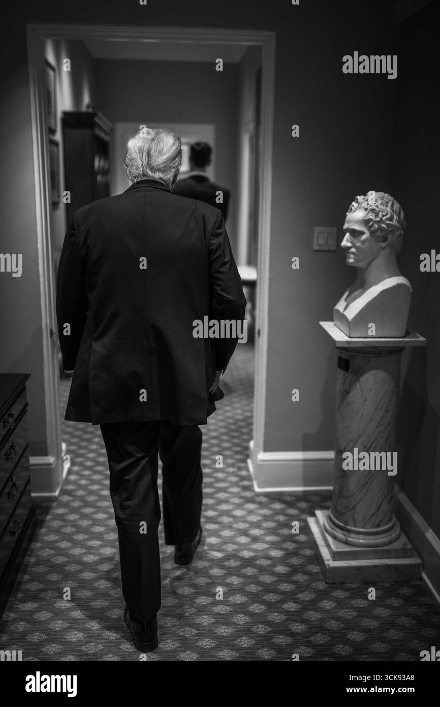 Il presidente Donald Trump attraversa la West Wing prima di partire per una cena con i membri del Gabinetto e il personale della Casa Bianca al Joe's Seafood, prime Steak & Stone Crab a Washington, D.C., martedì 9 settembre 2025. (Foto ufficiale della Casa Bianca di Daniel Torok) Foto Stock