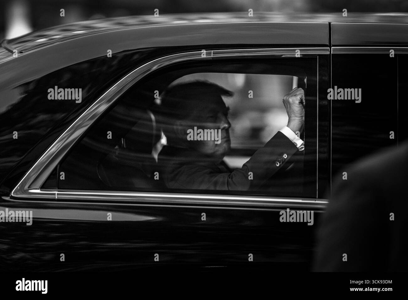 Il presidente Donald Trump va a cena nel suo corteo con i segretari di gabinetto e lo staff della Casa Bianca al ristorante Joe's Seafood, prime Steak & Stone Crab a Washington, D.C., martedì 9 settembre 2025. (Foto ufficiale della Casa Bianca di Daniel Torok) Foto Stock