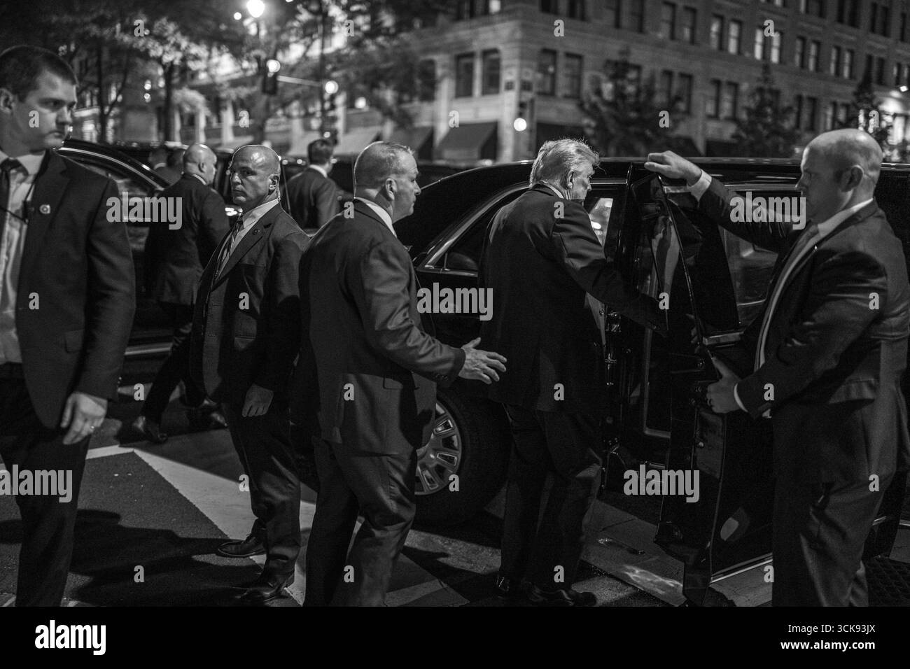 Il presidente Donald Trump lascia una cena con i membri del Gabinetto e lo staff della Casa Bianca al ristorante Joe's Seafood, prime Steak & Stone Crab a Washington, D.C., martedì 9 settembre 2025. (Foto ufficiale della Casa Bianca di Daniel Torok) Foto Stock