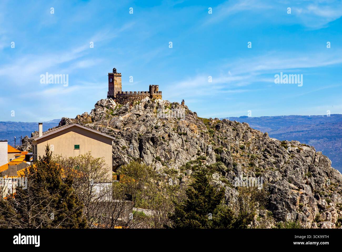 Il castello di Folgosinho, Castelo de Folgosinho, è un castello medievale situato nella parrocchia civile di Folgosinho, comune della Gouveia, nel Portogallo centrale Foto Stock