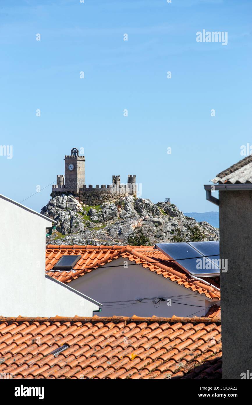 Il castello di Folgosinho, Castelo de Folgosinho, è un castello medievale situato nella parrocchia civile di Folgosinho, comune della Gouveia, nel Portogallo centrale Foto Stock