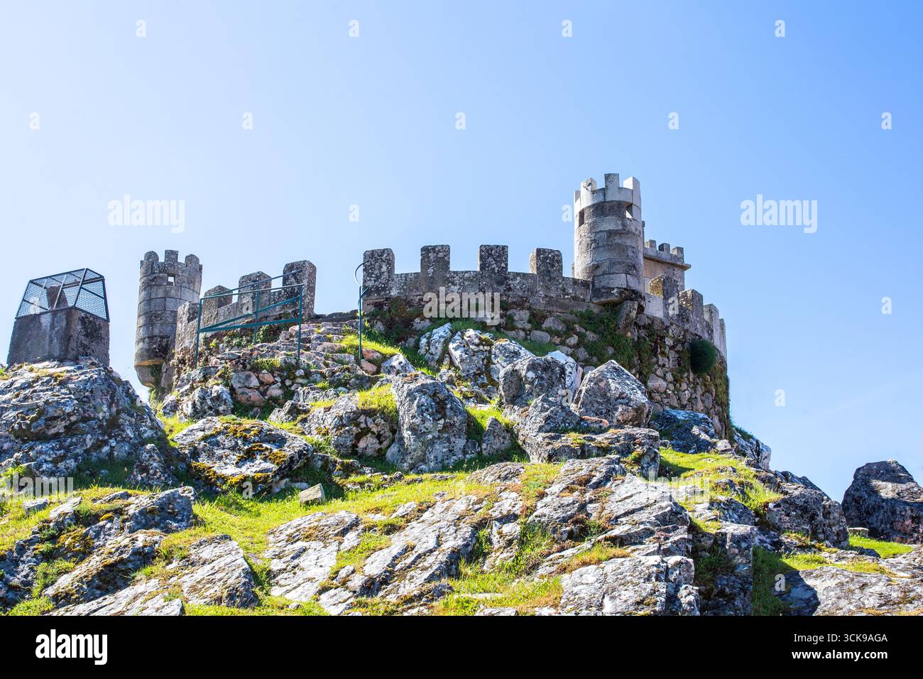 Il castello di Folgosinho, Castelo de Folgosinho, è un castello medievale situato nella parrocchia civile di Folgosinho, comune della Gouveia, nel Portogallo centrale Foto Stock