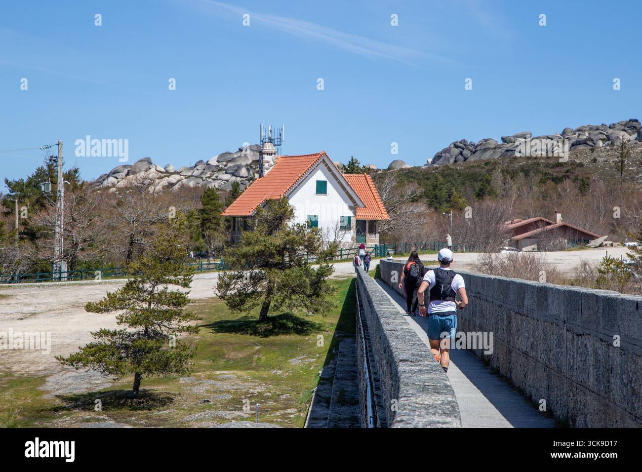 Le persone che camminano sulla diga vale do Rossim, sulla laguna artificiale, uno dei punti più alti del Portogallo Foto Stock