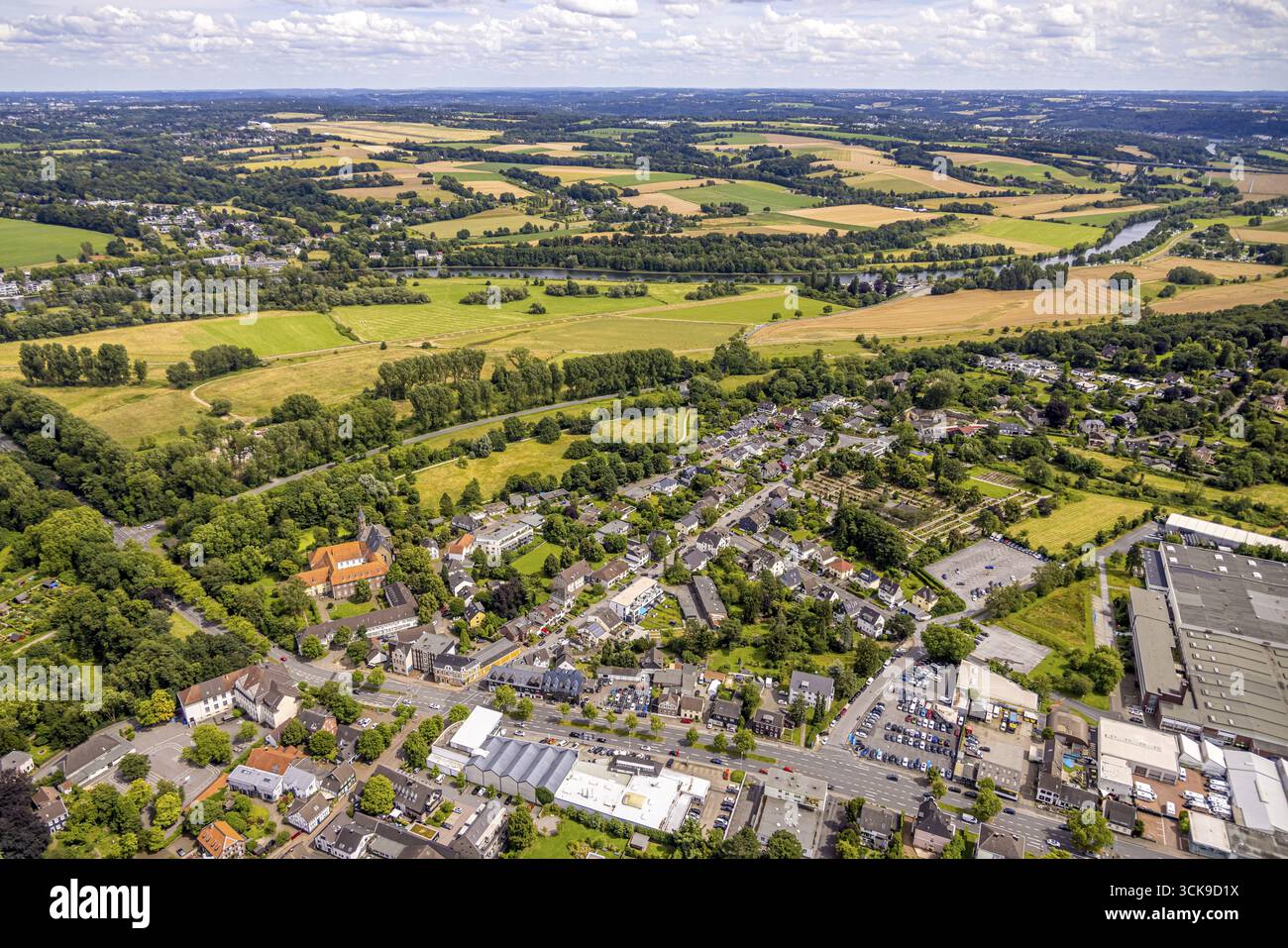 Vista aerea, fiume Ruhr e Saarn-Mendener Ruhraue area di conservazione del paesaggio LSG, cath. cimitero, lasciò il monastero di Saarn, Saarn, Muelheim an der R. Foto Stock