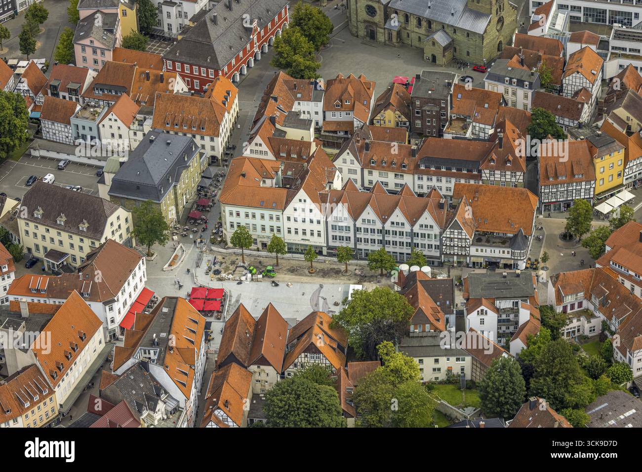 Vista aerea, città vecchia, ristrutturazione e riprogettazione di un mercato, Rathausstrasse, caffetterie e ombrelloni, Soest, Soester Boerde, Renania settentrionale-Vestfalia, Germa Foto Stock