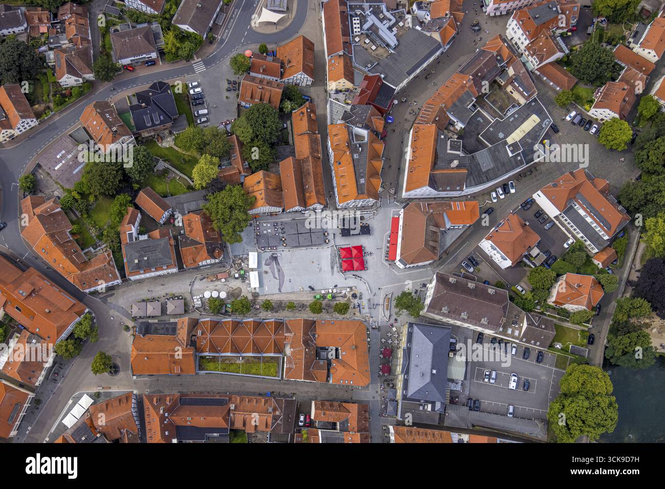 Vista aerea, centro storico, ristrutturazione e riprogettazione della piazza del mercato, Rathausstrasse, caffè e ombrelloni, Soest, Soester Boerde, Renania settentrionale-Vestfalia, Germa Foto Stock