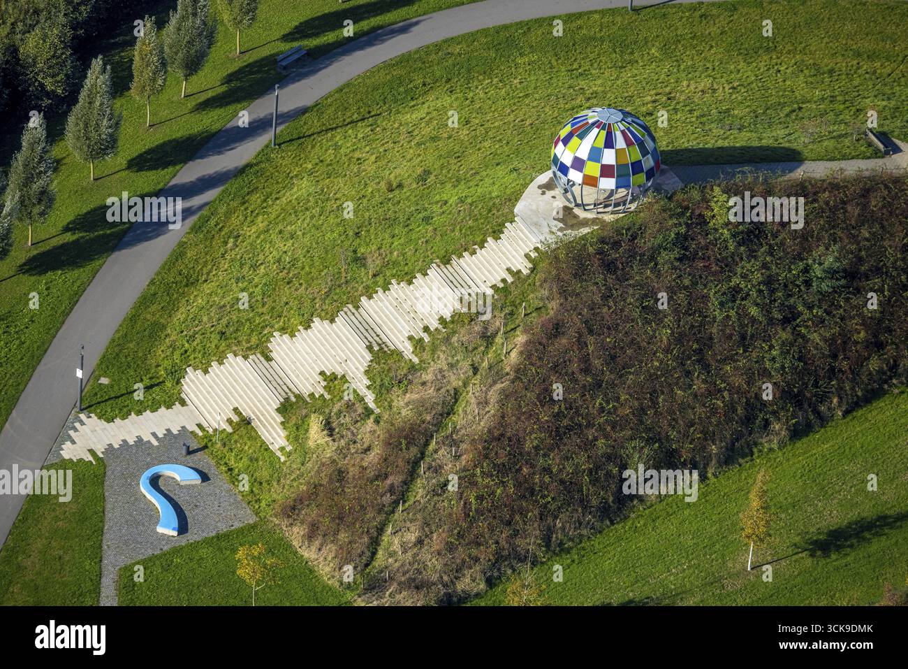 Vista aerea, cupola colorata di opere d'arte ad Auenpark, artista Polenz Metall Design Manufaktur, SELM, Muensterland, Renania settentrionale-Vestfalia, Germania, architetto Foto Stock