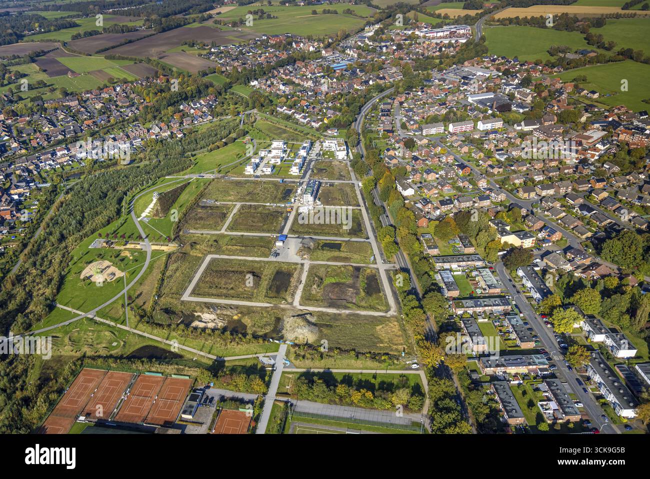 Vista aerea, cantiere Auenpark con nuovi edifici residenziali, cupola di opere d'arte e parco giochi ad Auenpark, SELM, Muensterland, North Rhine-Westp Foto Stock