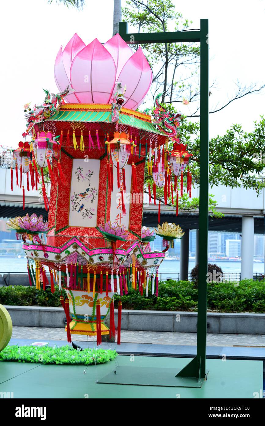 Tradizionale lanterna sfaccettata appesa lungo la passeggiata di Tsim Sha Tsui per celebrare il capodanno cinese Foto Stock