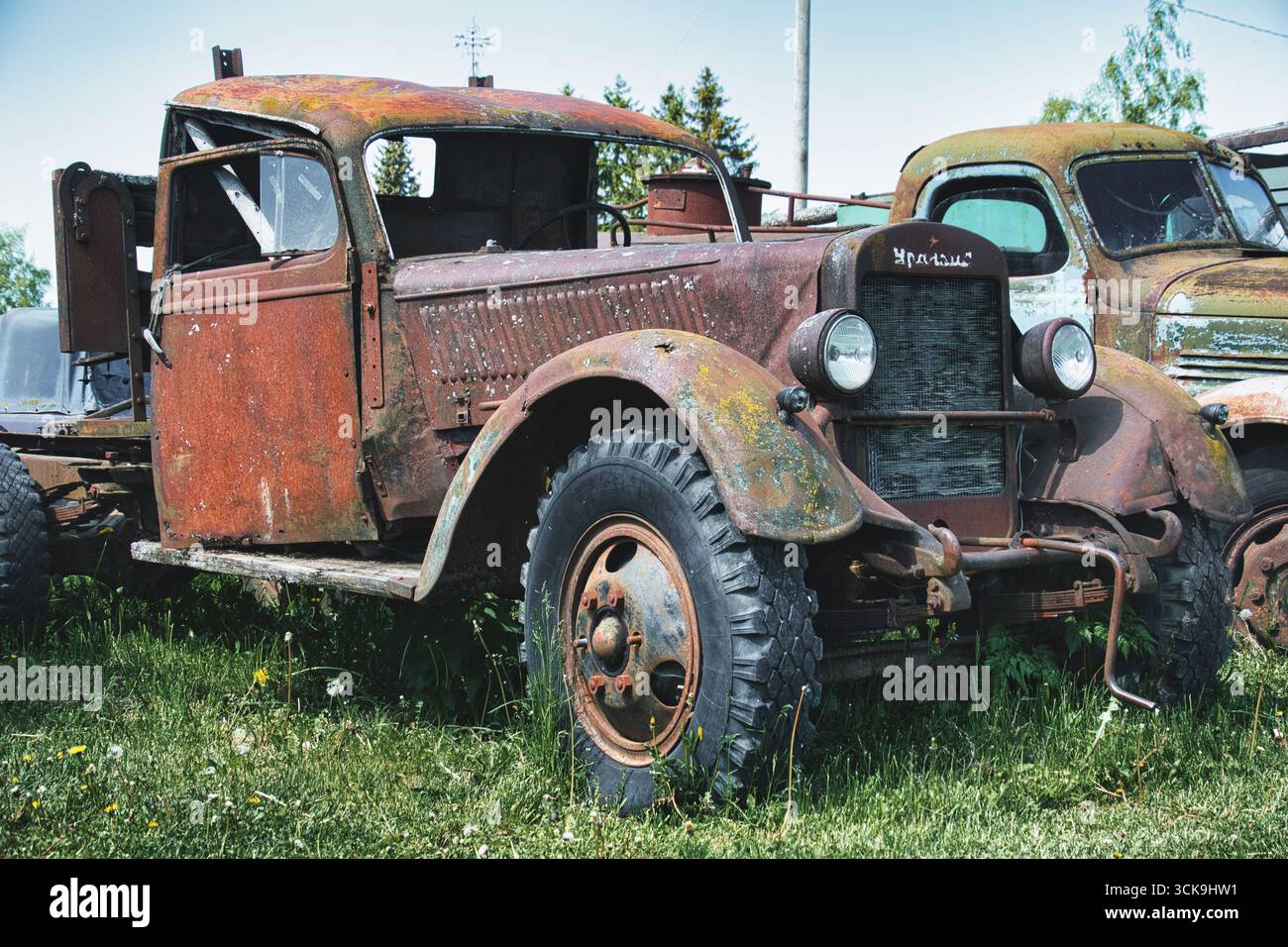 Rusty Vintage furgone sovietico abbandonato a Grass Foto Stock